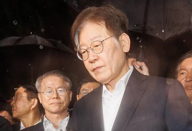 이재명 더불어민주당 대표가 지난달 27일 오전 경기 의왕시 서울구치소를 나서고 있다. 서울중앙지법 유창훈 영장전담 부장판사는 이날 특정범죄가중처벌법 위반(뇌물) 등 혐의를 받는 이 대표에 대한 구속영장을 기각했다고 밝혔다. 공동취재사진
