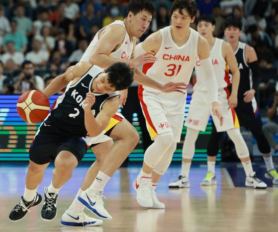 3일 중국 저장성 항저우의 올림픽 스포츠센터에서 열린 2022 항저우 아시안게임 남자 농구 8강전, 대한민국과 중국의 경기. 4쿼터 대한민국 허훈이 하프라인을 넘어 드리블 할 때 중국 두룬왕이 밀치며 파울을 하고 있다. 〈사진=연합뉴스〉