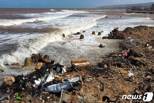 19일 (현지시간) 대홍수가 휩쓸고 간 리비아의 데르나 해변에서 파손된 채 버려진 차량이 보인다. 2023.9.20 ⓒ AFP=뉴스1 ⓒ News1 우동명 기자