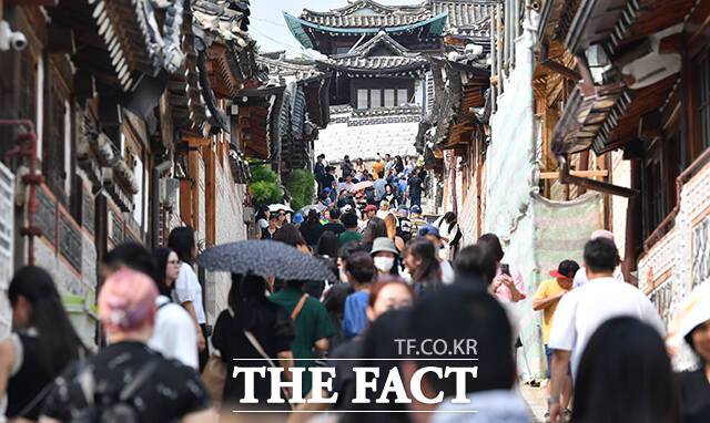 지난달 24일 일요일, 마을은 관광객으로 북적였다.