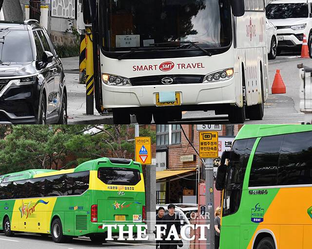 북촌한옥마을 인근 대로변에 버스가 주차돼 있다.