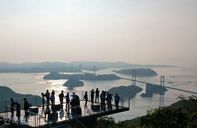 에히메현 오시마 섬의 기로산전망대에서 구루시마해협대교와 주변 섬들이 시원하게 펼쳐진다. 다리를 건너면 시코쿠다.