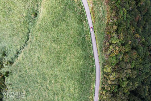 일본 에히메현과 고치현 경계의 UFO라인에서 차량 한 대가 드라이브를 즐기고 있다.