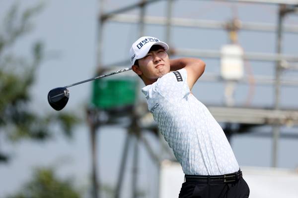 <yonhap photo-2998=""> 지난 9월 열린 제39회 신한동해오픈 마지막 라운드에서 드라이버 티샷을 하고 있는 고군택. 신한금융그룹/KPGA 제공</yonhap>