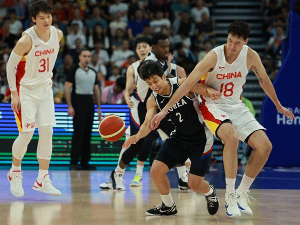 <yonhap photo-2135="">3일 중국 저장성 항저우의 올림픽 스포츠센터에서 열린 2022 항저우 아시안게임 남자 농구 8강전, 대한민국과 중국의 경기. 4쿼터 대한민국 허훈이 하프라인을 넘어 드리블 할 때 중국 두룬왕이 밀치며 파울을 하고 있다. 사진=연합뉴스</yonhap>