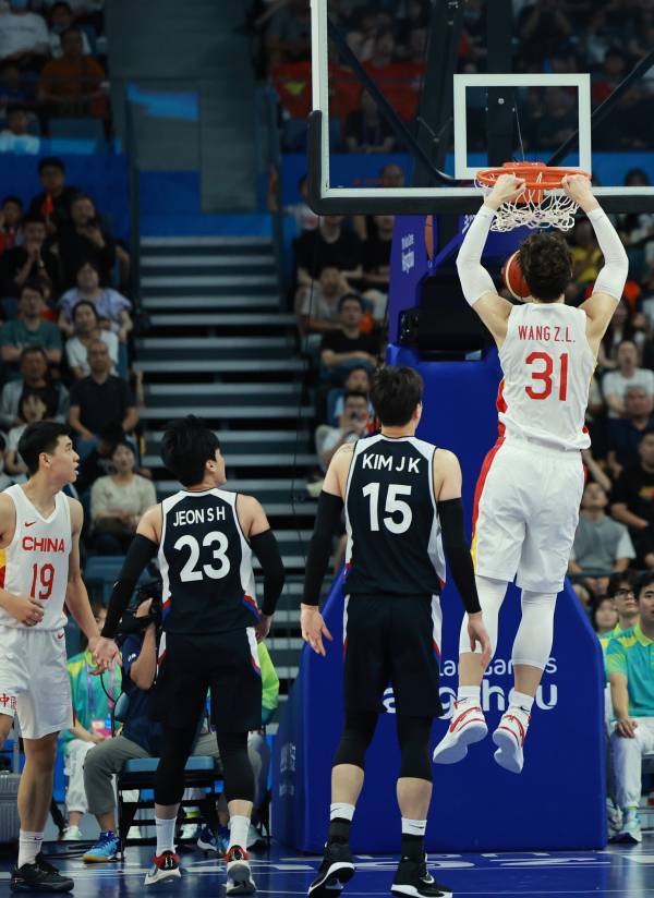 <yonhap photo-2067="">3일 중국 저장성 항저우의 올림픽 스포츠센터에서 열린 2022 항저우 아시안게임 남자 농구 8강전, 대한민국과 중국의 경기. 3쿼터 중국 왕저린의 덩크슛을 대한민국 선수들이 바라보고 있다. 사진=연합뉴스</yonhap>