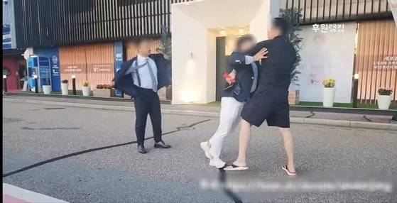 유튜브 채널 '신단장tv'의 운영자 40대 A씨(맨 오른쪽)가 수원 남문파 조직원으로 추정되는 이들과 지난달 8일 몸싸움을 벌이고 있다. 조폭 응징 자경단 콘텐트를 제작하는 그는 지난 26일 '조폭 지망생'으로 추정되는 20대 3명에게 집단 폭행을 당했다. 사진 '신단장tv' 유튜브 캡처