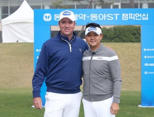 평소 골프에 남다른 애정을 보였던 강신호 동아쏘시오홀딩스 명예회장이 3일 숙환으로 별세했다. 사진은 동아제약 동아 ST 챔피언십에 출전했던 동아제약 소속 선수 박상현(왼쪽)과 스콧 헨드.
