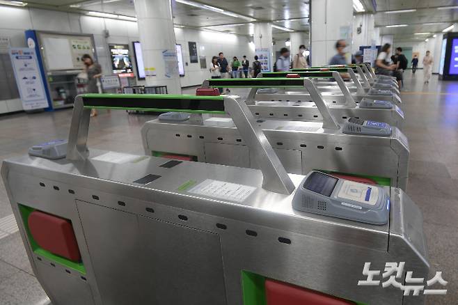 서울시의 지하철과 버스 등 대중교통 요금 인상폭이 결정될 것으로 알려진 12일 서울 광화문역에서 시민들이 개찰구를 통과하고 있다. 지하철 요금을 150원을 두 차례에 걸쳐 올리는 안이 유력한 가운데 확정된 요금 인상안은 이르면 8월 말부터 적용될 것으로 보인다. 사진은 이날 서울 시내버스 운행 모습. 박종민 기자