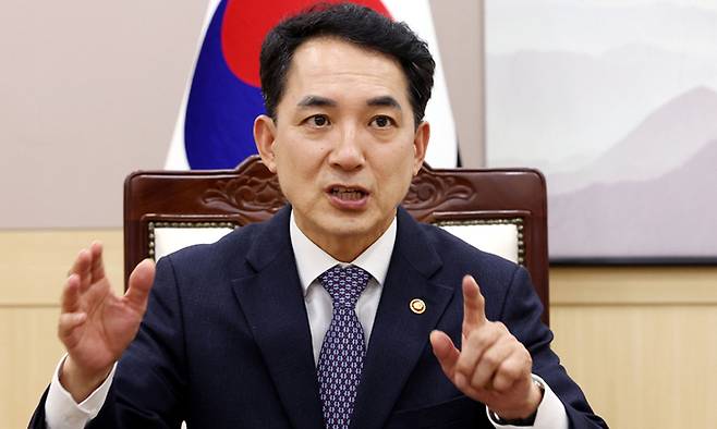 박민식 국가보훈부 장관은 세계일보와의 인터뷰에서 1962년 건국훈장 대통령장이 추서된 홍범도 장군에게 문재인정부 시절 다시 건국훈장 대한민국장을 수여한 것이 ‘이중 서훈’에 해당한다면서 “반드시 바로잡겠다”고 말했다. 이제원 선임기자