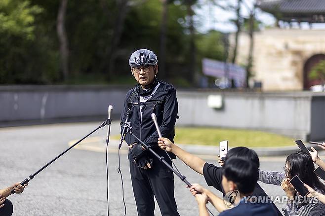 질문 답하는 유인촌 문체부 장관 후보자 (서울=연합뉴스) 윤동진 기자 = 유인촌 문화체육관광부 장관 후보자가 14일 오전 서울 종로구에 마련된 청문회 준비 사무실로 출근하며 취재진 질문에 답하고 있다. 2023.9.14 mon@yna.co.kr