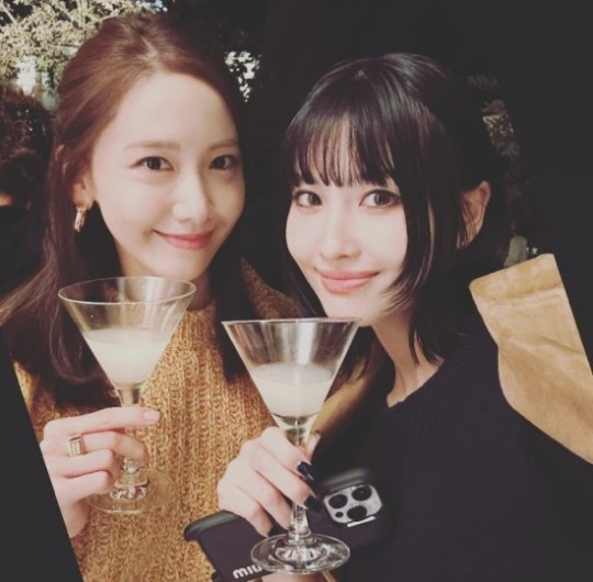 Im Yoon-ah took a warm-up authentication shot at TWICE MOMO and Paris, France.On the 4th, group member of Girls Generation and actor Im Yoon-ah posted a picture of her current status along with an article called  ⁇ Paris MoMo ⁇  through her social account.In the photo, Im Yoon-ah meets at a luxury brand fashion event in MOMO and Paris and leaves a friendly face-to-face authentication shot. The splendid beauty of the two beauty stars gives an impression of the viewer.On the other hand, Im Yoon-ah has recently appeared on the JTBC drama  ⁇  King The Land  ⁇ , and TWICE MOMO is meeting fans around the world through World Tour  ⁇  READY TO BE  ⁇ .report of entertainment teamFashion, Beauty, Entertainment, Korean Wave, Culture and Arts Specialized Media
