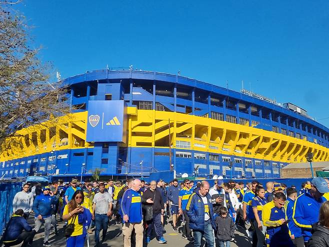 지난 1일(현지 시각) 아르헨티나 수도 부에노스아이레스의 라 봄보네라에서 열린 보카주니어스와 리버플레이트의 '수페르클라시코'에서 관중들이 경기장을 빠져나오고 있다. /서유근 특파원