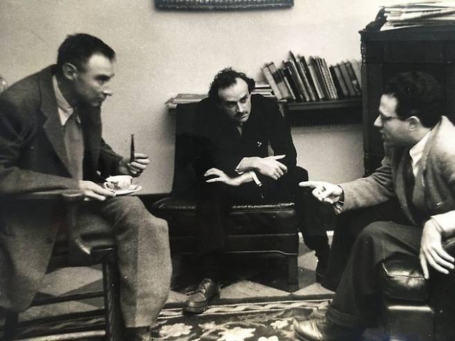 947년 미국 프린스턴 고등연구소에서 오후 차담을 나누는 로버트 오펜하이머(왼쪽)와 폴 디랙(가운데), 에이브라함 페이스(오른쪽). 1928년 디랙은 디랙방정식을 고안해 반물질로 가는 길을 가리켰고 1930년 오펜하이머는 디랙방정식을 해석한 논문에서 반물질의 완전한 비전을 제시했다. 위키피디아 제공