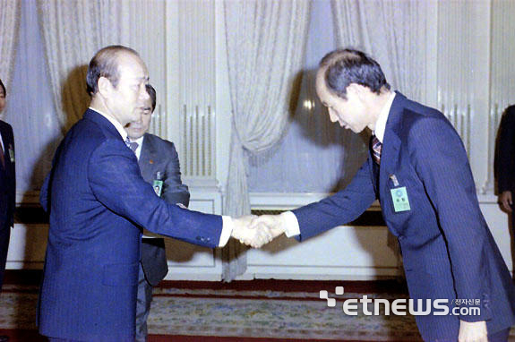전두환 대통령이 1982년 6월 7일 함병춘 대통령 비서실장에게 임명장을 주고 악수하고 있다. 국가기록원 제공