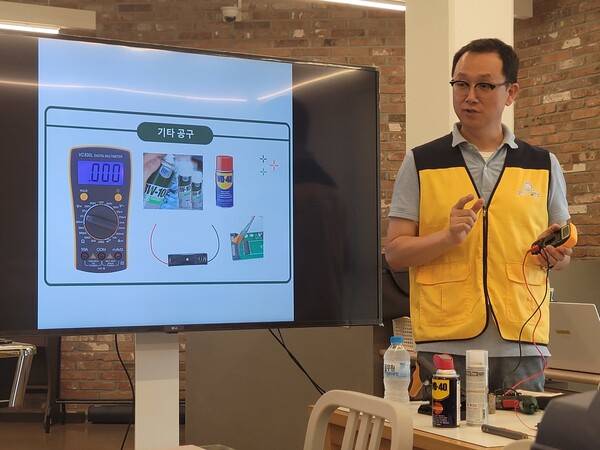 2023년 8월21일 경기도 남양주시 별내동의 한 아파트 단지에서 열린 ‘장난감병원’ 교육과정. 박성원 장난감발전소 대표가 준비한 강의 화면을 넘기며 참가자들에게 설명하고 있다. 박기용 기자