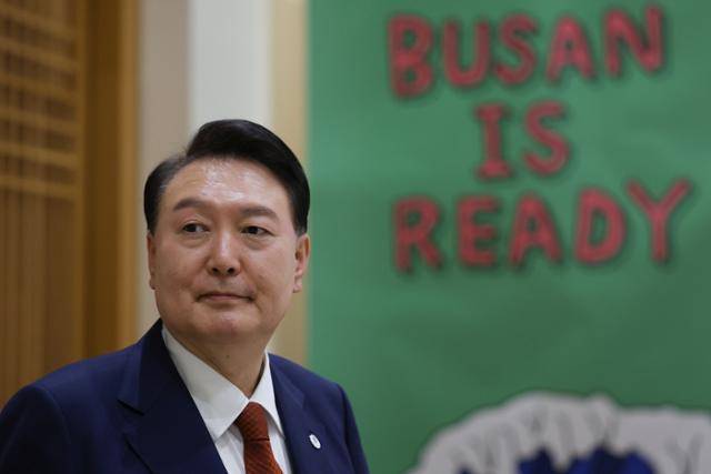 윤석열 대통령이 지난달 21일 뉴욕에서 열린 한-몽골 정상회담에서 오흐나 후렐수흐 몽골 대통령을 기다리고 있다. 뒤로는 윤 대통령이 유치전에 총력을 기울이고 있는 '2030 부산 엑스포' 홍보 문구인 'BUSAN IS READY'(부산은 준비됐다)가 보인다. 뉴시스