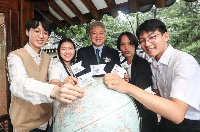 염재호(가운데) 태재대학교 초대 총장과 신입생들이 8월 30일 서울 종로구 태재대학교에서 1기 신입생 입학식에 앞서 지구본에 깃발을 꽂는 퍼포먼스를 하고 있다. 뉴시스