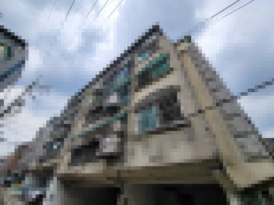 서울 강서구 화곡동 소재 빌라 중 경매 최저매각가격이 161만4000원으로 최저 책정된 빌라 전경. 이 빌라의 감정가는 1억7500만원으로 2020년 9월 경매사건이 접수돼 이듬해인 2021년 5월13일 1억7500만원에 경매를 시작했지만, 22차례 유찰되면서 최저가가 감정가의 1%에도 못 미치게 됐다. 손성배 기자