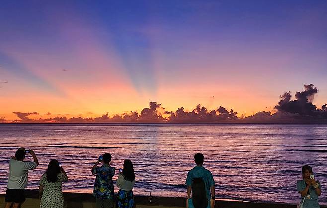 괌의 건비치 타오타오씨 공연장은 쇼 직전 황홀한 석양이 여행자의 가슴을 뭉클하게 한다.