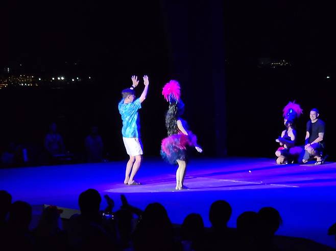 타오타오씨 여행자의 무대, 엉덩이 흔들기 댄스 경연.