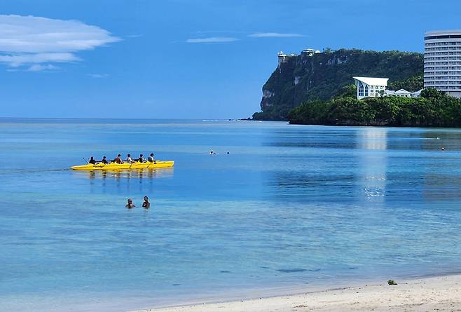 매일 아침 투몬만에선 다인승 카약을 즐기는 현지인들을 늘 목격하게 된다.