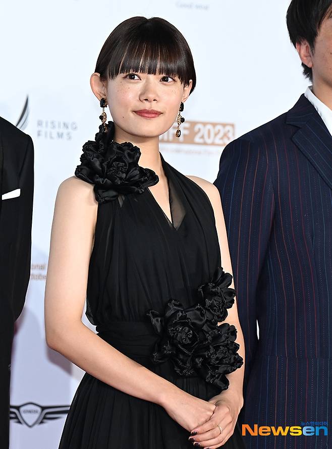 스기사키 하나, 단아한‘청순미소’