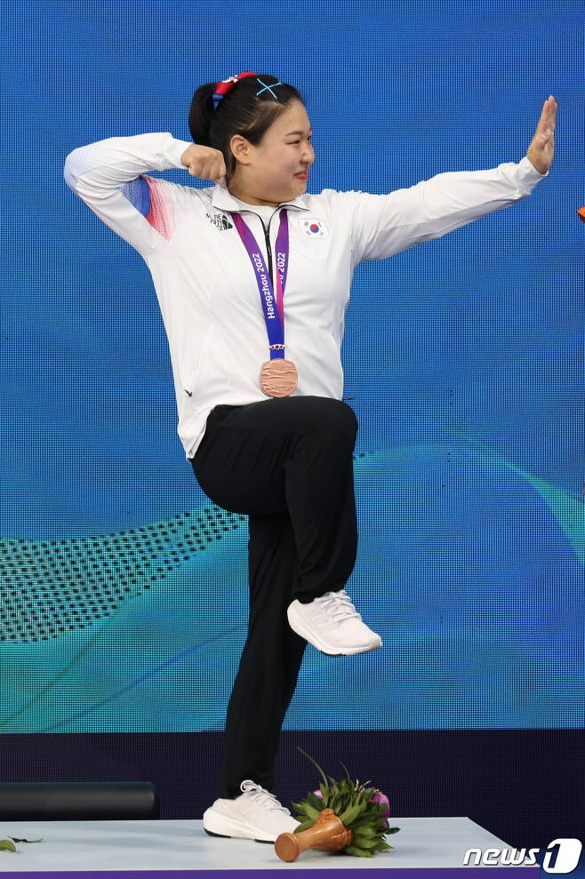 김수현이 5일 중국 항저우 샤오산 스포츠센터에서 열린 2022 항저우 아시안게임 여자 역도 76kg급 시상식에서 동메달을 목에 걸고 세리머니를 하고 있다. 김수현은 이날 인상 105㎏, 용상 138㎏을 들어올려 합계 243㎏으로 최종 3위를 기록했다. 2023.10.5/뉴스1 ⓒ News1 민경석 기자