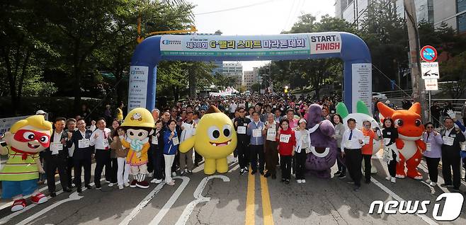 6일 서울 구로구 구로디지털단지에서 열린 제18회 G밸리 스마트 마라톤 대회에서 참가자들이 출발 전 기념촬영을 하고 있다. 2023.10.6/뉴스1 ⓒ News1 박세연 기자