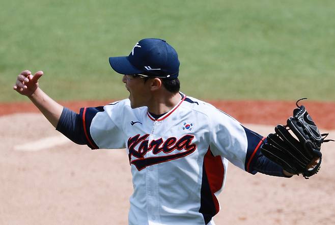 5일 중국 저장성 항저우 인근 사오싱 야구·소프트볼 스포츠센터 제1구장에서 열린 2022 항저우 아시안게임 슈퍼라운드 일본과 대한민국의 경기. 4회초 대한민국 선발 투수 박세웅이 2사 주자 1루 상황에서 일본 사사가와 고헤이의 땅볼 때 2루 주자를 포스아웃으로 잡아낸 뒤 기뻐하고 있다. 사진 | 샤오싱=연합뉴스