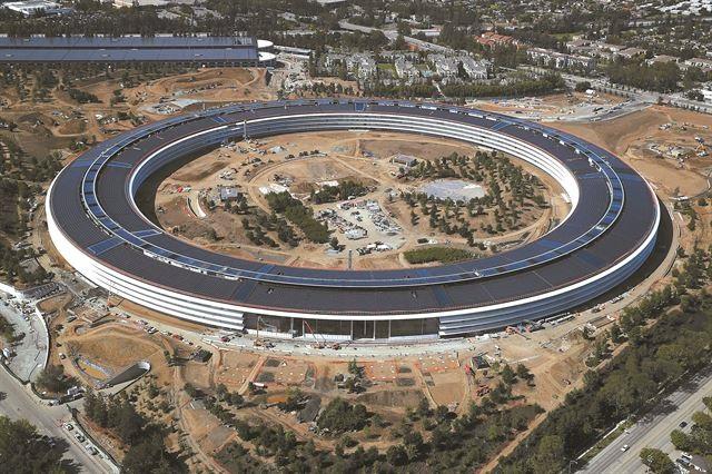 공중에서 촬영한 캘리포니아주 쿠퍼티노 애플 본사. 재생에너지로만 운영된다. 애플은 2016년 RE100이니셔티브에 가입, 2021년 재생에너지 사용 100%를 달성했다. 연합뉴스 자료사진