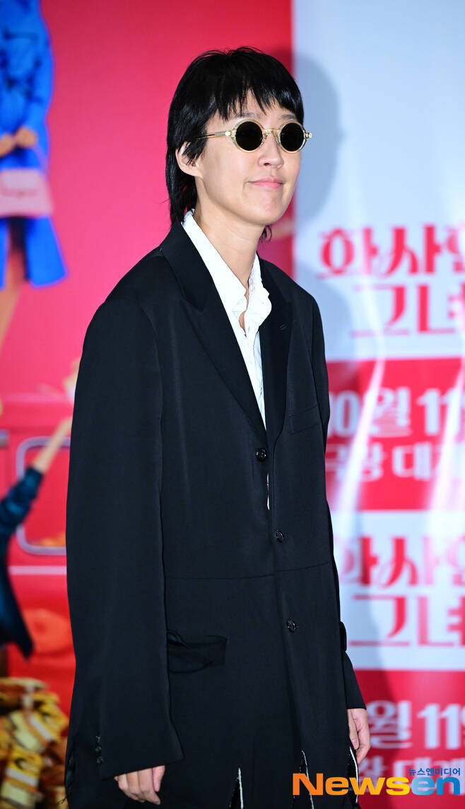 Movie Splendid Her media distribution VIP premiere was held at CGV Yongsan Ipark Mall in Seoul Yongsan-gu on October 5th.On this day, Choi jin-sil daughter Choi Joon-hee cheered Uhm Jung-hwa aunt for the president of a premiereChoi Joon-Hee commemorated Choi Jin-young, a singer and actor, who was a mother and uncle, at the Gapsan Park in Seojong-myeon, Yangpyeong-gun, Gyeonggi Province on the occasion of the late choi jin-sil 15th cycle.Choi Joon-Hee said to Jin-kyeong Hong, who visited the president of a premier on the day, I often contact Jin Kyeong aunt. Aunt Jin Kyeong is a perfect righteousness.Aunt Jin Kyeong looked at me and said, Little choi jin-sil.Choi Joon-Hee reported his maternal grandmother, identified only by her surname Jeong, on child abuse charges in 2017, but was criticized by the public when the case was closed without charge.Choi Joon-Hee later became controversial again in July when he reported Chung for a home invasion; he has since said he reflects on his actions.In the 1990s, actress Choi jin-sil, who starred in the Braun tube with excellent acting ability in his cute appearance, was known as the best friend of Gag Woman Lee Young-ja, model Lee So-ra, singer Uhm Jung-hwa and broadcaster Jin-kyeong Hong. Jin-kyeong Hong, Choi Joon-Hee found the president of a premiere and pleased Uhm Jung-hwa.Uhm Jung-hwas return to the screen in three years, Splendid Her is an unintentional (?)It is a crime entertainment movie that gets caught up in the case.Wisdoms real name in Splendid Her among the first movies after the JTBC drama Doctor Cha Jung Sook is quiet. Uhm Jung-hwa said, I received a scenario at the same time as Doctor Cha Jung Sook.I didnt ask them to change their names, he said.Awesome will be released on the 11th.On the other hand, choi jin-sil died on October 2, 2008 at the age of 40 at his home in Jamwon-dong, Seocho-gu.Photograph: DB