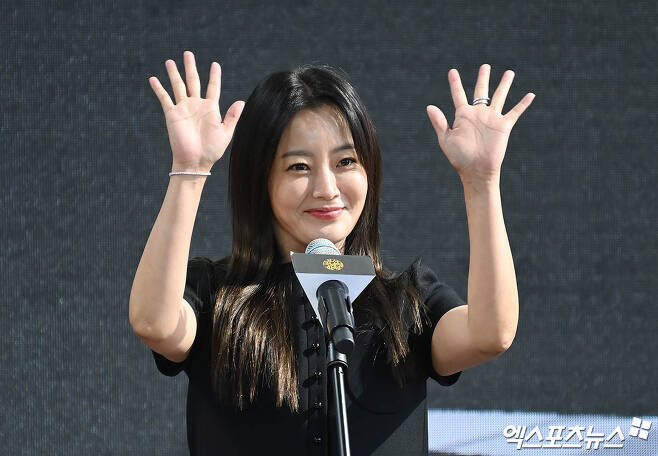Busan,) On the afternoon of the 6th, the 28th Busan International Film Festival Sweet and Warm: 7510 was held at the Udong Film Hall in Busan Metropolitan City.Actor Kim Hee-sun, who attended the event, is greeting.