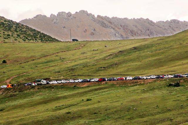 방다초원 능선 도로에서 차량 정체를 겪었다. ⓒ최종명