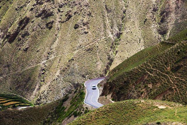 예라산 천로72굽이 고갯길과 실핏줄처럼 보이는 차마고도 옛길. ⓒ최종명
