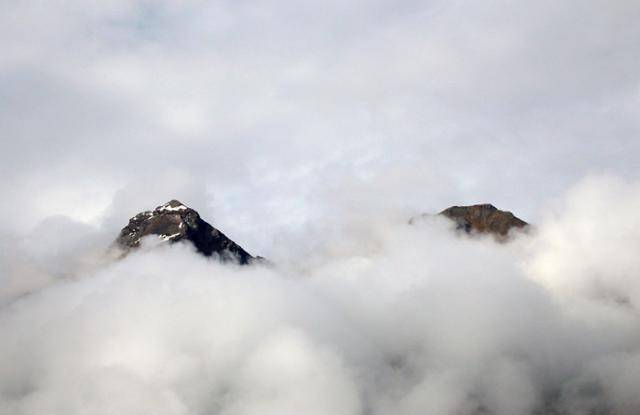 란우로 가는 길에 본 구름에 덮인 산봉우리. ⓒ최종명