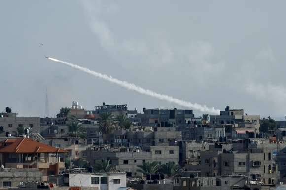팔레스타인 가자지구를 통치하는 무장 정파 하마스가 7일(현지시간) 이스라엘에 대한 대대적 공세를 시작한 가운데, 가자지구에서 이스라엘 쪽으로 로켓탄이 발사되고 있다. 2023.10.7 로이터 연합뉴스