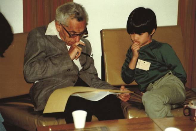 1985년 에르되시 팔(왼쪽)과 수학 이야기를 나누는 타오 교수다. 타오 교수는 2015년 에르되시가 만든 ‘에르되시 불일치 추측’이 불가능함을 증명했다.테렌스 타오 제공