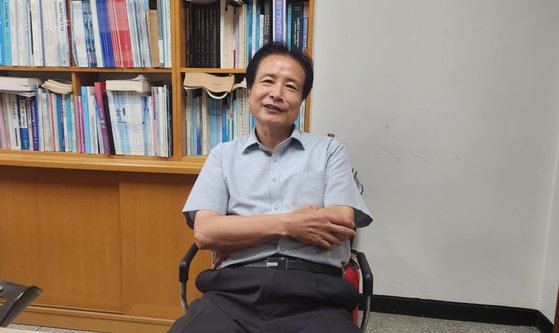 지난 5일 연구실에서 만난 권혁철 부산대교수가 ‘한국어 맞춤법/문법 검사기’ 운영에 대해 설명하고 있다. 김민주 기자