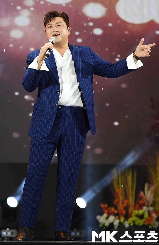 가수 김호중이 노래하고 있다.