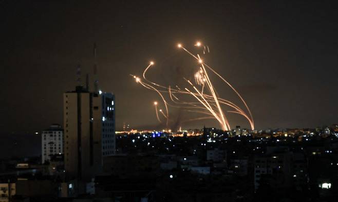 8일(현지시간) 이스라엘의 방어 미사일 시스템인 아이언 돔(Iron Dome)이 가자 지구에서 발사된 로켓 요격 시도를 하고 있다. (사진=AFP)