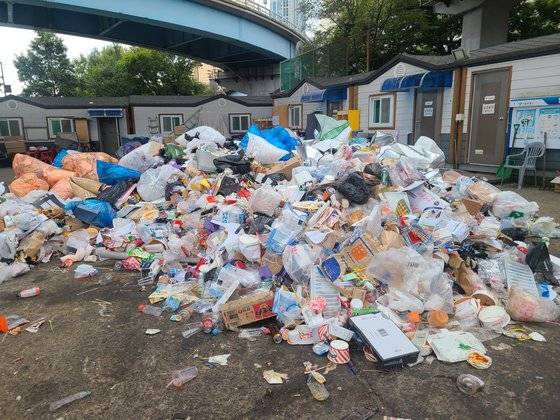 불꽃축제 이튿날인 8일 오전 8시, 폐기물 집하장엔 전날 관람객들이 버리고 간 쓰레기들이 산을 이루고 있었다. 김민정 기자