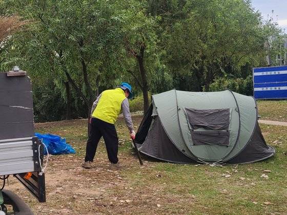 불꽃축제 이튿날인 8일 오전 7시, 관람객이 두고 간 텐트와 음식물들을 한강사업본부 직원이 정리하고 있다. 김민정 기자