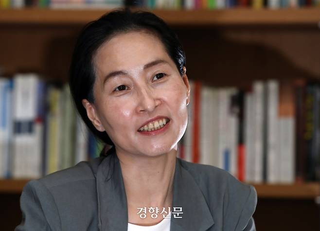 주은선 경기대 사회복지학과 교수는 소득대체율을 현행 40%에서 50%로 인상한다고 해도 미래의 연금지출액은 GDP의 11% 수준이며, 개인이 이를 모두 부담해야 한다는 생각에서 벗어나 새로운 재정 패러다임을 짜야 한다고 말한다. 서성일 선임기자