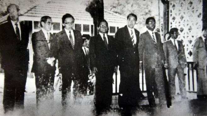 아웅산 묘소 폭탄 테러 직전의 사진. 사진 하단의 뿌연 부분은 사진을 찍은 기자의 혈흔으로 알려졌다. /사진=SBS '꼬리에 꼬리를 무는 그날 이야기 시즌2'