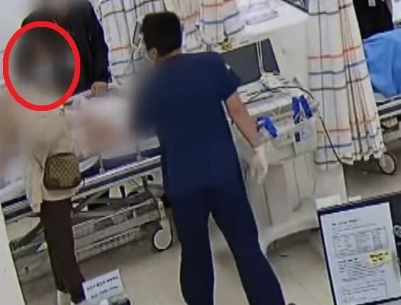 지난 1일 강원도의 한 병원 응급실에서 환자의 보호자로 온 여성이 의료진에 삿대질을 하며 항의하는 모습이 담긴 병원 내부 폐쇄회로(CC)TV 장면. 채널A 보도화면 갈무리