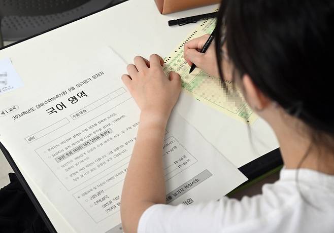 2024학년도 대학수학능력시험 9월 모의평가가 실시된 지난달 9월 6일 서울 송파구 방산고등학교에서 수험생들이 시험을 준비하고 있다. 뉴시스