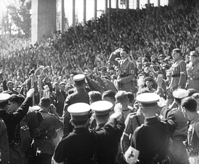 1934년 9월 5일 독일 나치당 6차 전당대회 현장을 기록한 선전영화 ‘의지의 승리’ 스틸컷. [IMDB]
