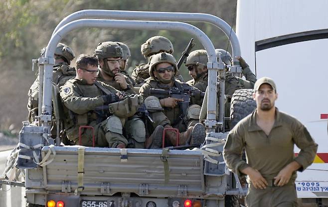 7일(현지시간) 팔레스타인 무장 정파 하마스의 기습공격을 받은 이스라엘 남부 지역으로 이동 중인 이스라엘군 병사들의 모습. 연합뉴스