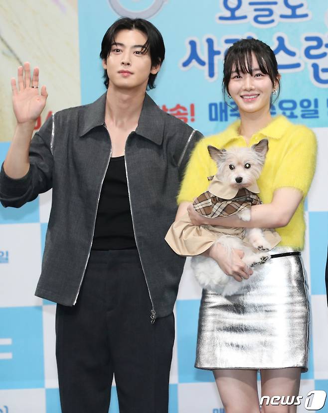 배우 차은우와 박규영(오른쪽)이 11일 오후 서울 상암동 MBC 골든마우스홀에서 열린 드라마 '오늘도 사랑스럽개' 제작발표회에서 포즈를 취하고 있다. 동명 웹툰을 원작으로 한 ‘오늘도 사랑스럽개’는 키스를 하면 개로 변하는 저주에 걸린 여자 한해나(박규영 분)와 그 저주를 풀 수 있지만 개를 무서워하는 남자 진서원(차은우 분)의 판타지 로맨스 드라마다. 2023.10.11/뉴스1 ⓒ News1 권현진 기자